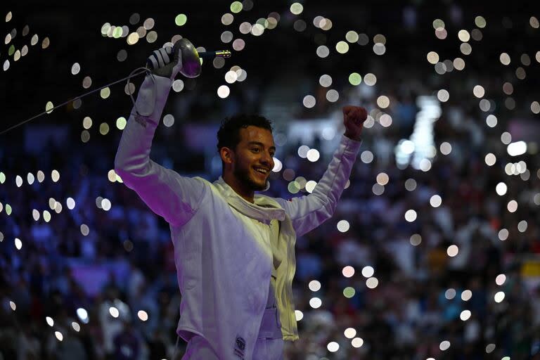 Mohamed Elsayed de Egipto celebra después de ganar contra Tibor Andrasfi de Hungría en la pelea por la medalla de bronce individual de espada masculina durante los Juegos Olímpicos de París 2024