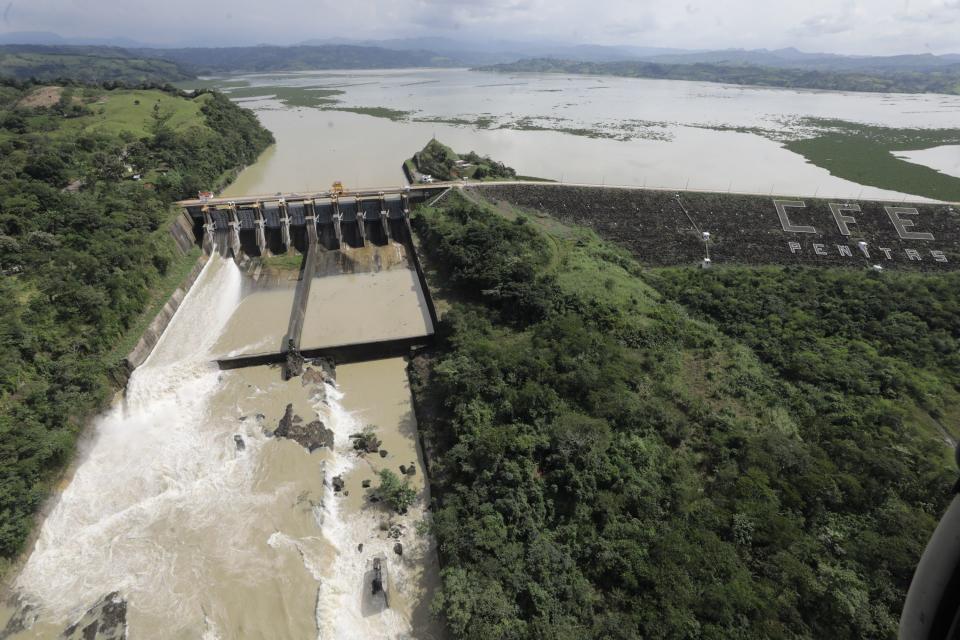 OSTUACÁN, CHIAPAS, 08NOVIEMBRE2020.- Imágenes del desfogue de la Presa Ángel Albino Corzo "Peñitas", lo que ha provocado la crecida de varios ríos en sureste mexicano provocando inundaciones en comunidades de Tabasco. Por la tarde el Jefe del Ejecutivo, Andrés Manuel López Obrador, señaló que los niveles del agua en esta presa ya se estaban estabilizando, por lo que ya no sería necesario más liberación de agua. FOTO: PRESIDENCIA/CUARTOSCURO.COM