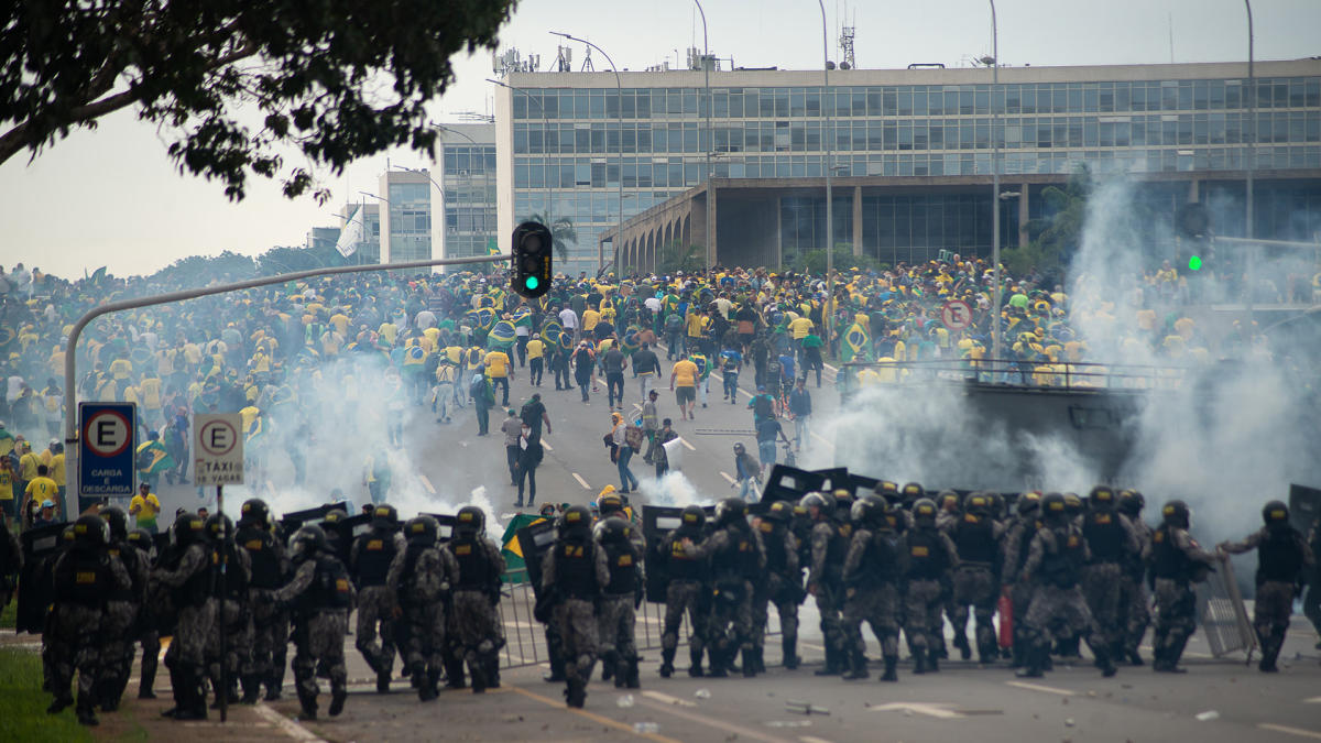 Pelo menos 1.200 presos em protestos antidemocráticos no Brasil, vídeo mostra pessoas invadindo prédios do governo