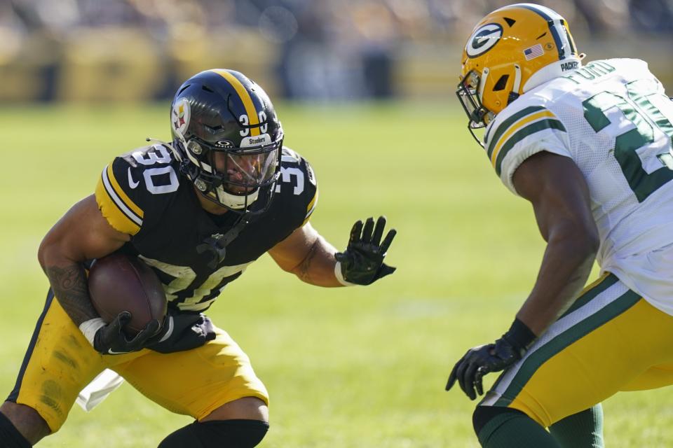 Pittsburgh Steelers' Jaylen Warren runs during the first half of an NFL football game against the Green Bay Packers Sunday, Nov. 12, 2023, in Pittsburgh. (AP Photo/Matt Freed)
