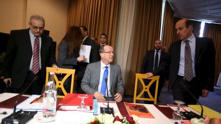 United Nations Special Representative and head of the U.N. Support Mission in Libya Martin Kobler (C) attends a meeting with Libya's two rival governments in Tunis, Tunisia, December 10, 2015. REUTERS/Zoubeir Souissi