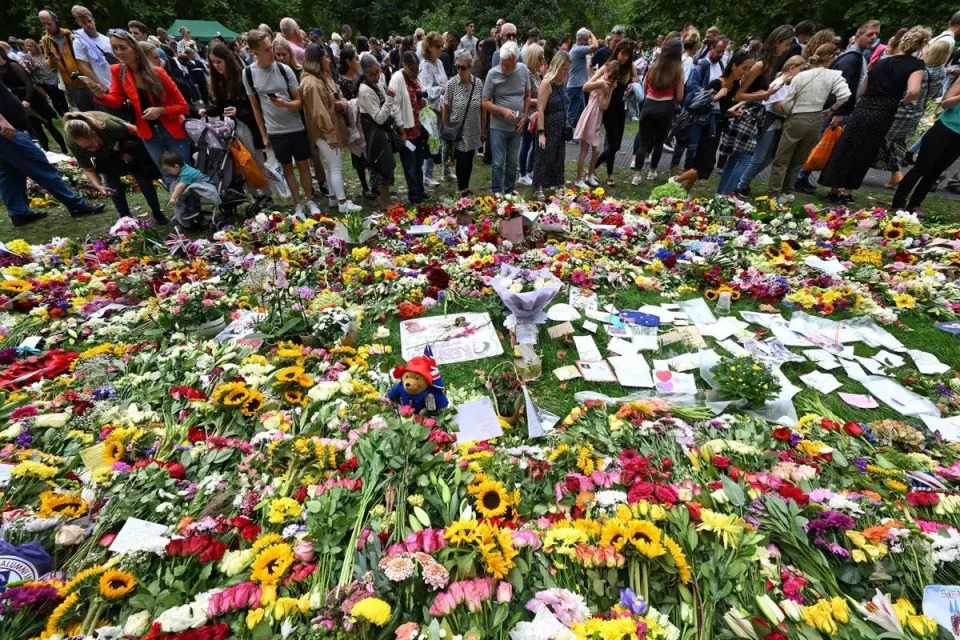 Floral tributes have been piling up in Green Park near Buckingham Palace (AFP via Getty Images)