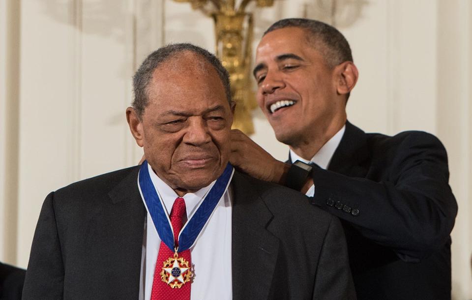 US President Barack Obama presents the Presidential Medal of Freedom to baseball great Willie Mays at the White House in Washington, DC, on November 24, 2015.