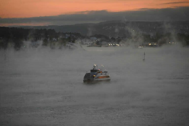 Un ferry navega en el fiordo de Oslo la noche del 5 de enero de 2024 con temperaturas cerca de -22 ° C. (Olivier MORIN / AFP)