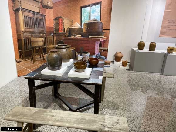 彰化美學館舉辦圓滿有餘-劉峰松常民生活陶美學收藏展，共計展出劉峰松收藏的一二五件作品。（記者方一成攝）