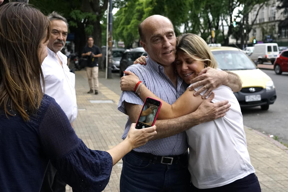 El candidato presidencial de Frente Amplio, Daniel Martinez, abraza a una seguidora tras encontrarse con su rival del Partido Naciona, Luis Lacalle Pou, en Montevideo, Uruguay, el viernes 29 de noviembre de 2019. (AP Foto/Matilde Campodonico)