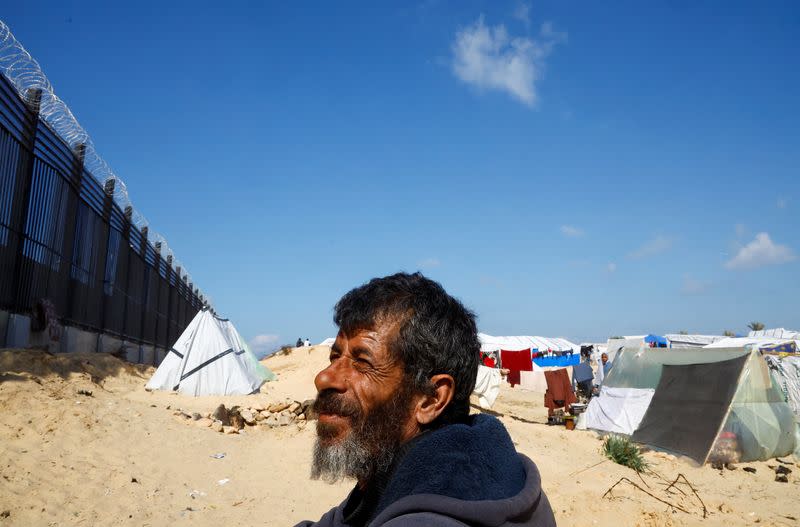 Displaced Palestinian family shelter at the border with Egypt, in Rafah in the southern Gaza Strip