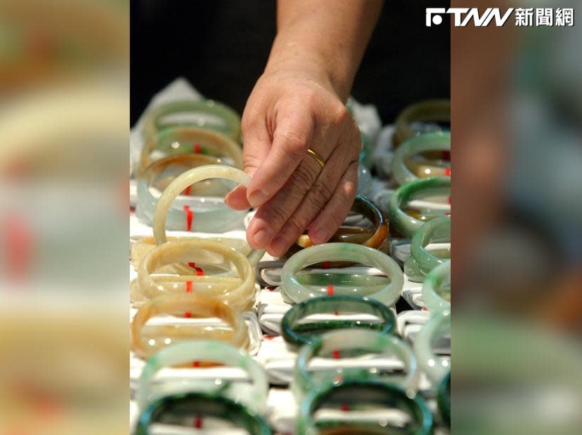 近日中國廣東省佛山市一家珠寶公司在直播展示珠寶光澤時，不慎手滑將「帝王綠翡翠戒面」掉進河裡。（示意圖／美聯社）