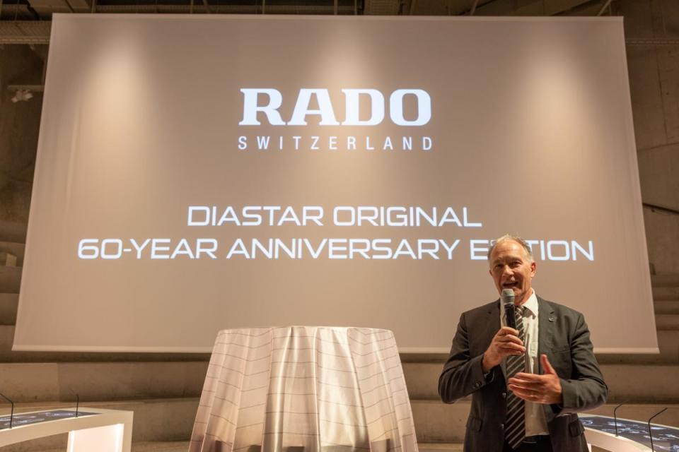 RADO 總裁 Adrian Bosshard 主持 RADO DiaStar 60週年紀念錶款的發表會。