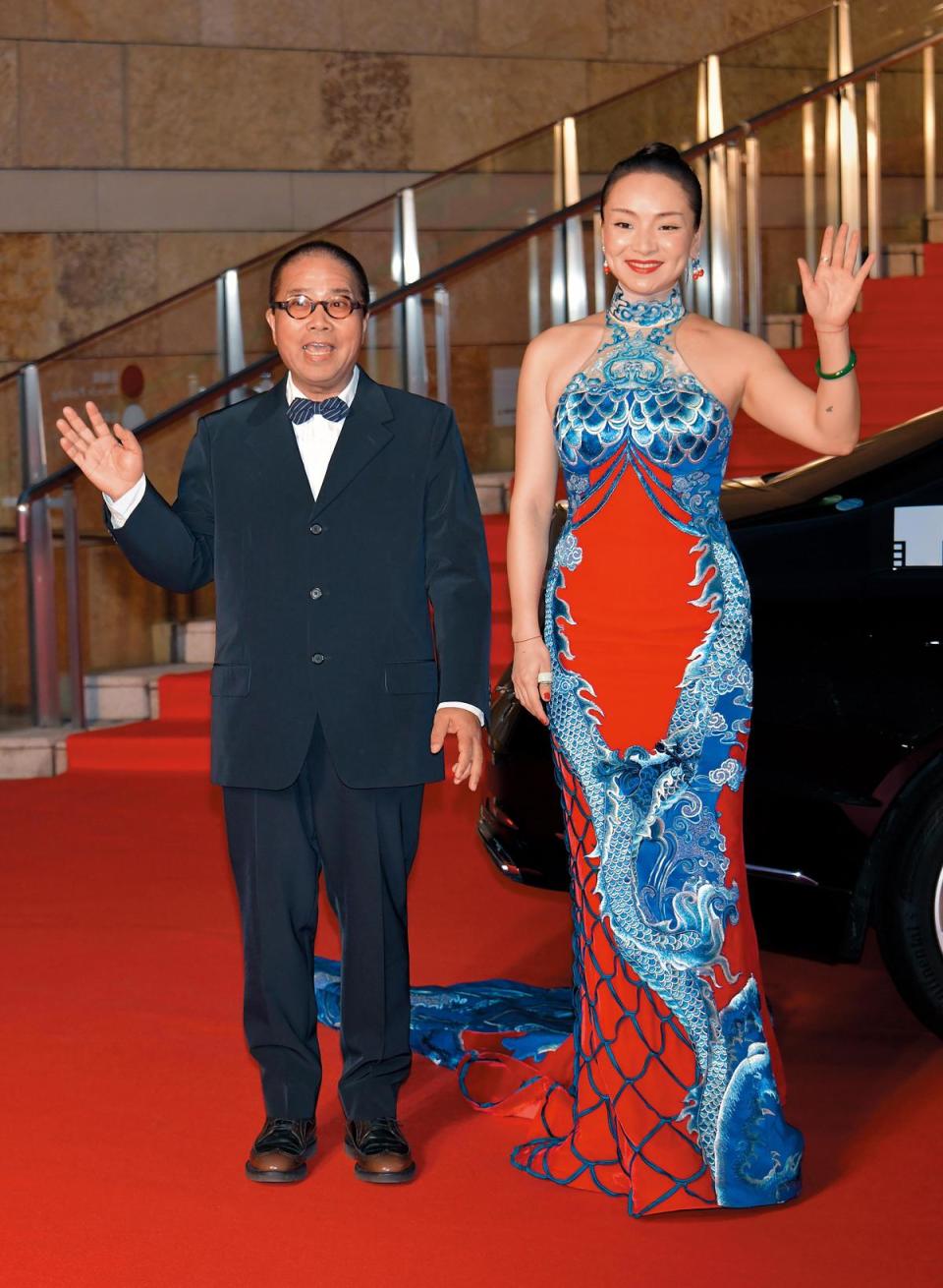 《三夫》入圍東京影展正式競賽，曾美慧孜（右）穿上一件「龍旗袍」，與導演陳果踏上紅毯。（東方IC）