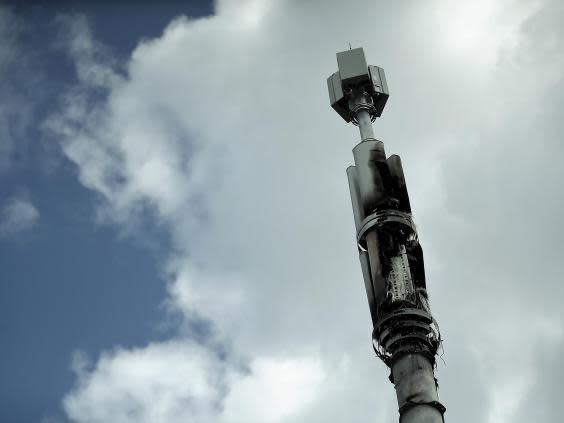 A telecommunications mast damaged by fire is seen in Birmingham amid conspiracy theories linking the coronavirus disease and 5G masts, 6 April, 2020 (Reuters)