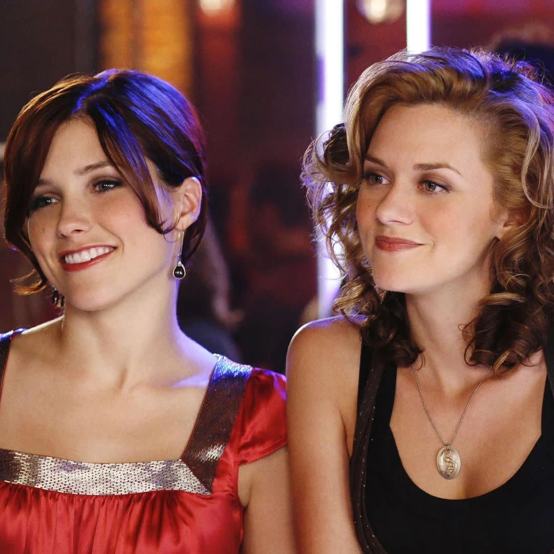  Sophia Bush and Hilarie Burton in One Tree Hill. 