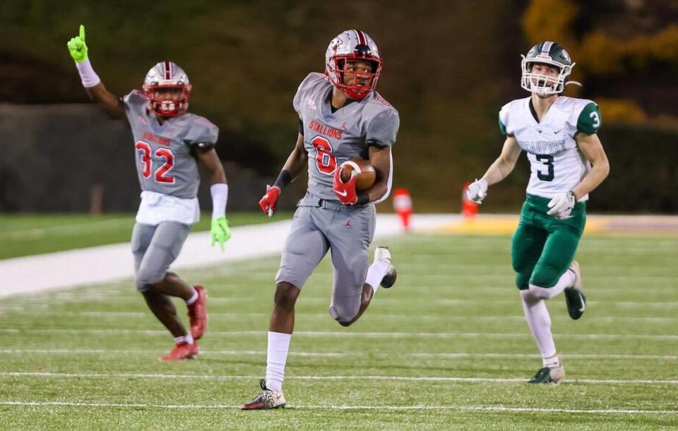 South Pointe defensive back Quan Peterson (6) returns a kickoff for a long gain against the Beaufort Eagles in the Class 4A SC State Championship Game at Benedict College in Columbia, SC, Thursday night, December 2, 2021.