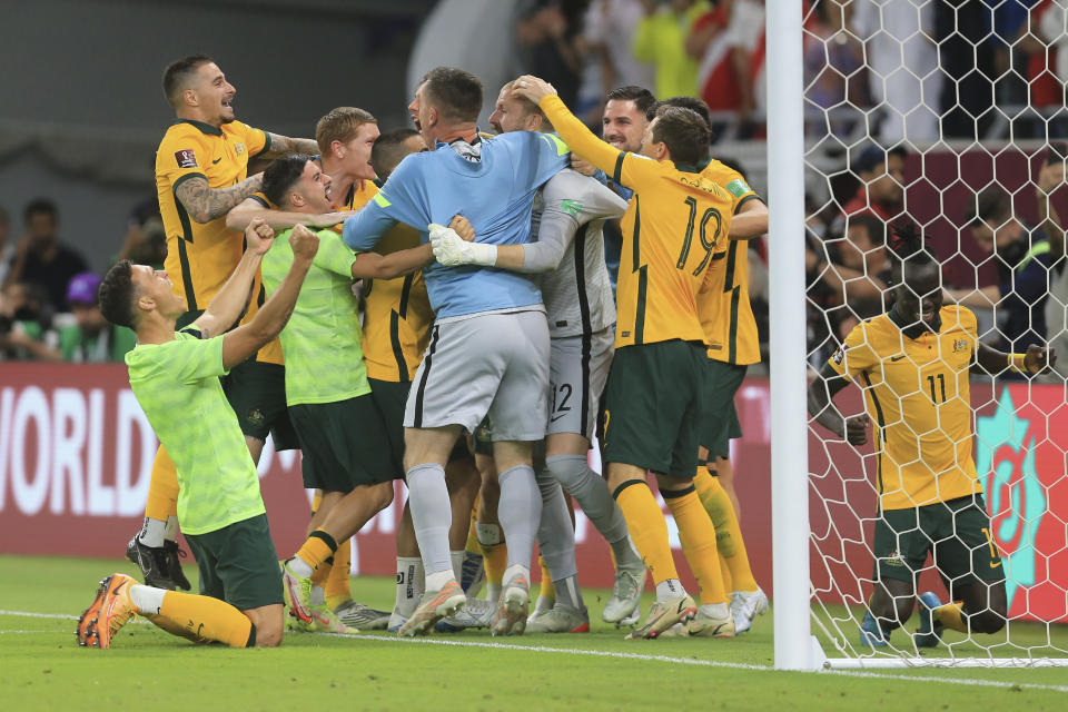 Los jugadores de Australia festejan la victoria 5-4 sobre Perú por penales en el repechaje intercontinental por una plaza a la Copa Mundial, en Al Rayyan, Qatar, el lunes 13 de junio de 2022. (AP Foto/Hussein Sayed)