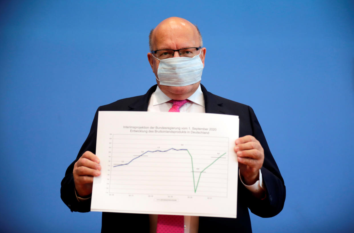 German Economy Minister Peter Altmaier wearing a face mask presents the government's updated economic outlook for 2020 in Berlin, Germany, September 1, 2020. Photo: Reuters/Hannibal Hanschke