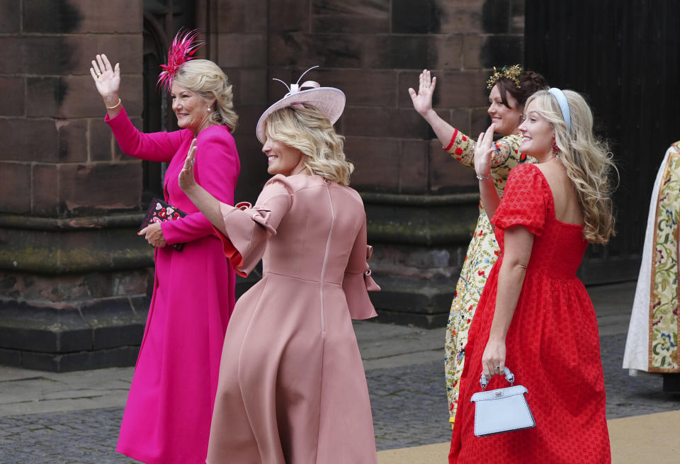 Invitadas llegan a la boda de Hugh Grosvenor, el duque de Westminster, con Olivia Henson en la catedral de Chester en Chester, Inglaterra el viernes 7 de junio de 2024. (Peter Byrne/PA via AP)