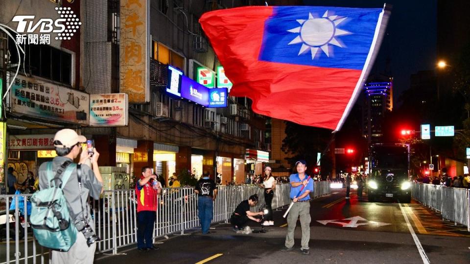 青島東、林森南路口有國會擴權支持者申請路權，晚間7時只有零星民眾。（資料圖／胡瑞麒攝）