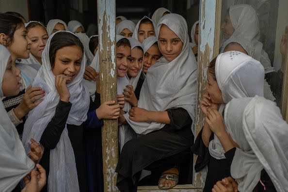 Alcune ragazze afgane sono ritratte mentre escono dalle loro rispettive classi, in una scuola di Kandahar il 26 settembre 2021. (Photo: BULENT KILIC via AFP via Getty Images)