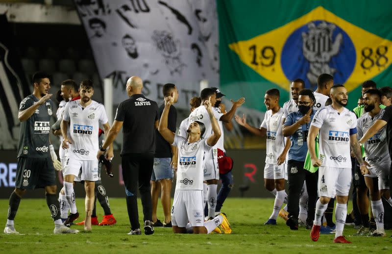 IMAGEN DE ARCHIVO. Jugadores del Santos celebran tras derrotar a Boca Junior en las semifinales de la Copa Libertadores, en el estadio Urbano Caldeira, en Santos, Brasil