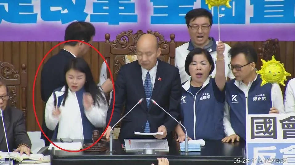 國民黨立委張嘉郡再立法院長韓國瑜敲議事槌時被嚇到。（圖／中天新聞）