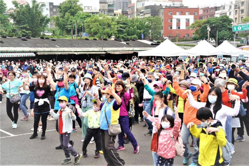 《圖說》今年報名踴躍，網路報名加開300名，歡迎更多市民朋友出來健走112年資料照。〈林口區公所提供〉