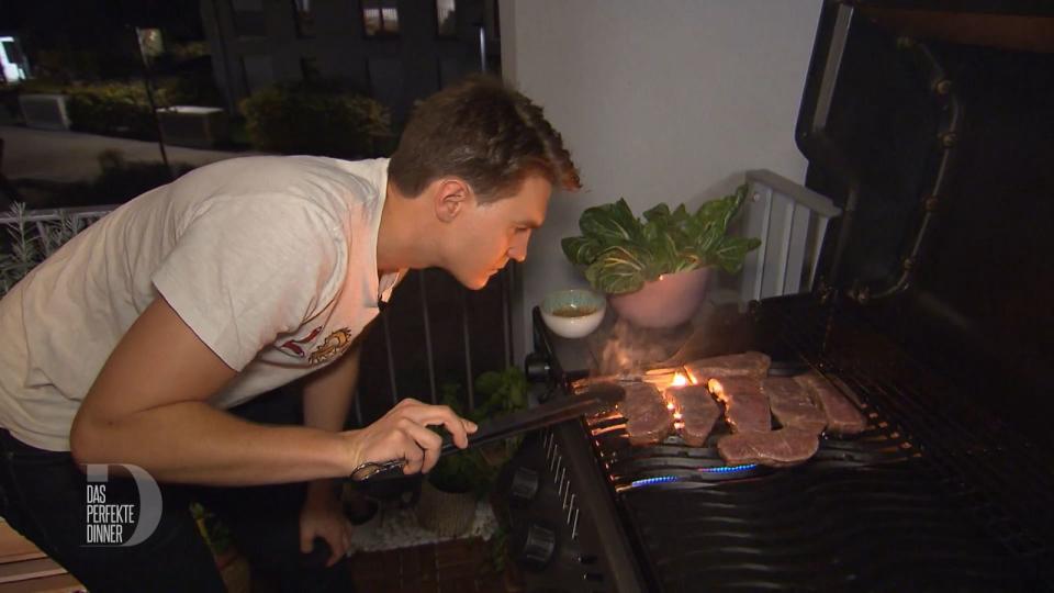 Am liebsten kocht Max draußen am Grill, denn mit Feuer schmeckt's einfach besser.  (Bild: RTL)