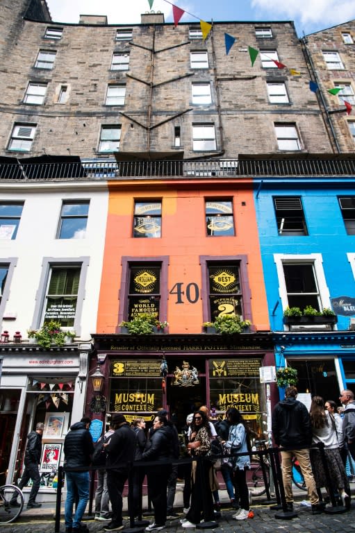 Unos turistas esperan para acceder a una tienda de productos de Harry Potter en Victoria Street, en la ciudad escocesa de Edimburgo, que al parecer inspiró el Callejón Diagon en las novelas del mago, el 5 de junio de 2024 (Andy Buchanan)
