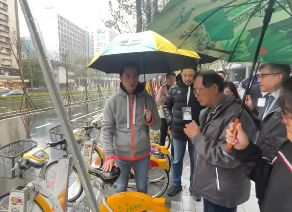 <strong>台北市長蔣萬安（左1）2日下午也到其中一處YouBike站點了解情況。（圖／中天新聞）</strong>