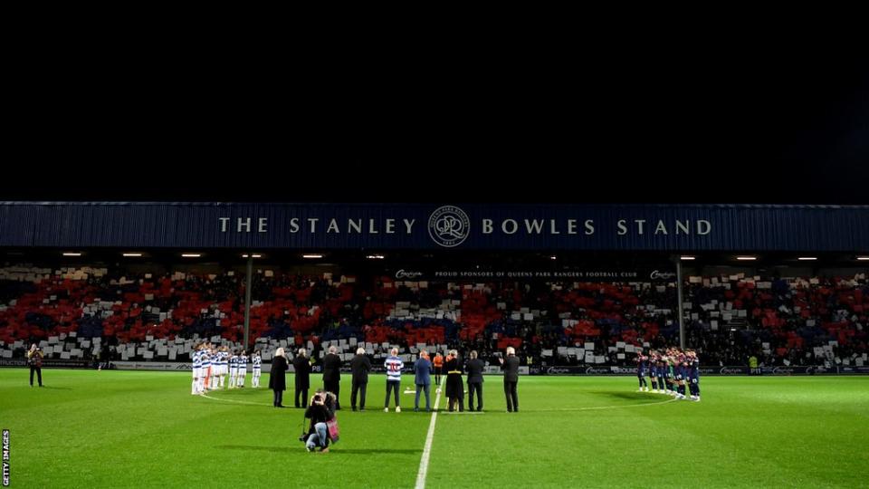 Die Spieler der Queens Park Rangers und West Bromwich Albion würdigen vor dem Anpfiff in der Loftus Road die ehemalige QPR-Legende Stan Bowles