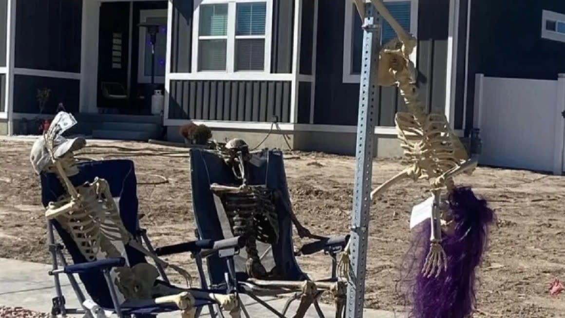  A pole dancing skeleton. 