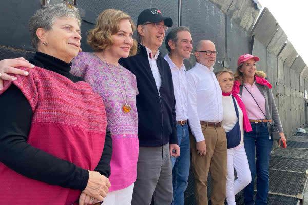 Lorenzo Córdova con asistentes en la marcha por la democracia en CDMX.