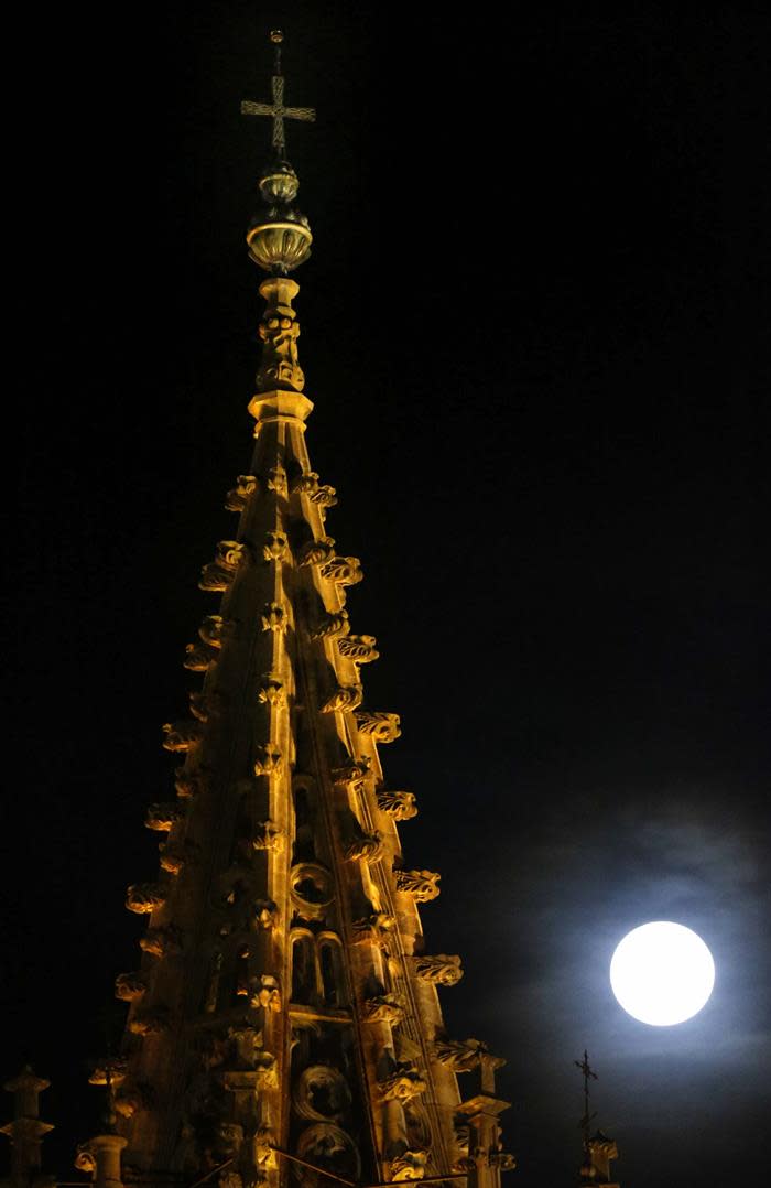 Salida de la luna ante la Catedral de Oviedo, España. (EFE)