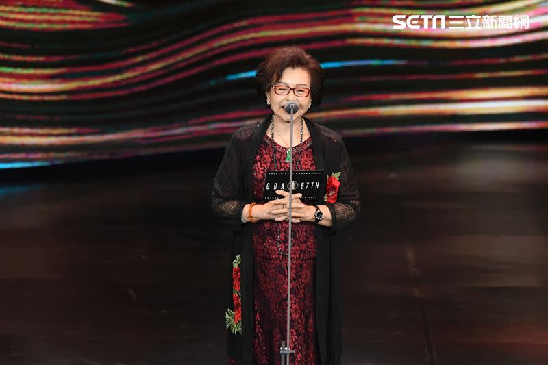 80歲高齡頒獎人「國寶歌后」紀露霞，鏗鏘有力介紹廣播劇。