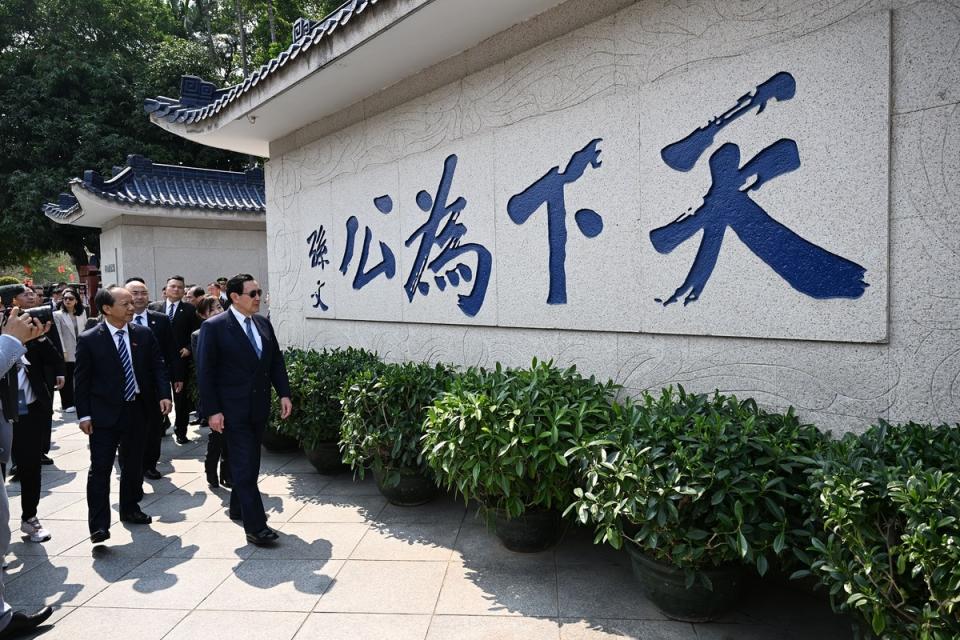 前總統馬英九今（2）日下午抵達孫中山紀念館後，先在提有孫文「天下為公」六個大字的牆上拍照。   圖：馬英九基金會提供