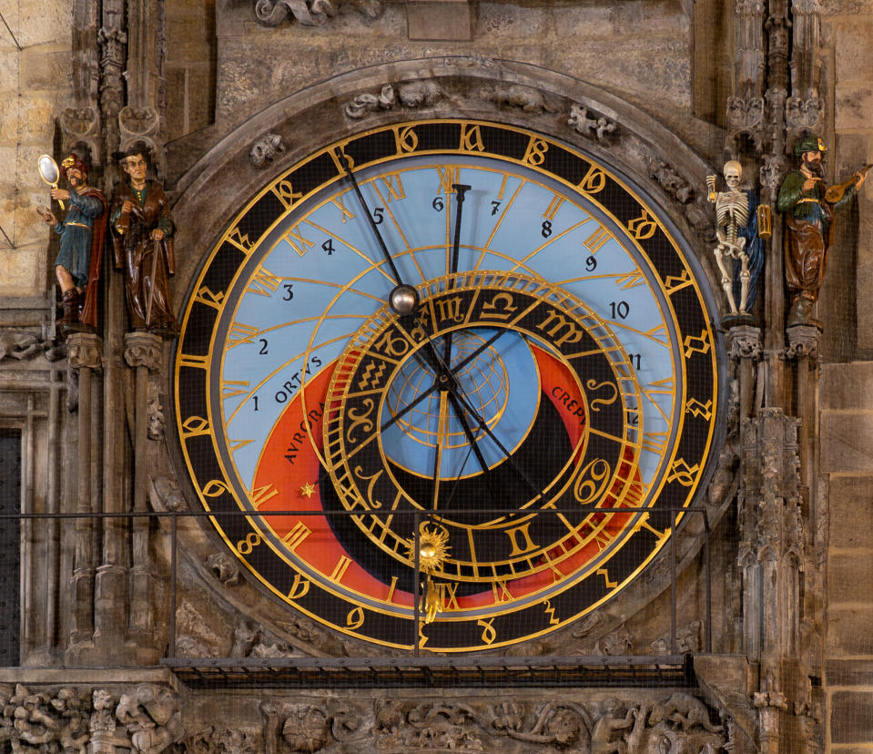 Cuadrante astronómico del reloj de Praga, con las figuras laterales móviles que representan la vanidad, la avaricia, la muerte y la lujuria (de izquierda a derecha). Foto: Getty Commercial