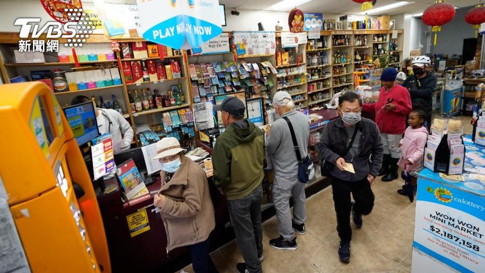 一家美國商店中，客人正在排隊購買樂透。（圖／達志影像美聯社）