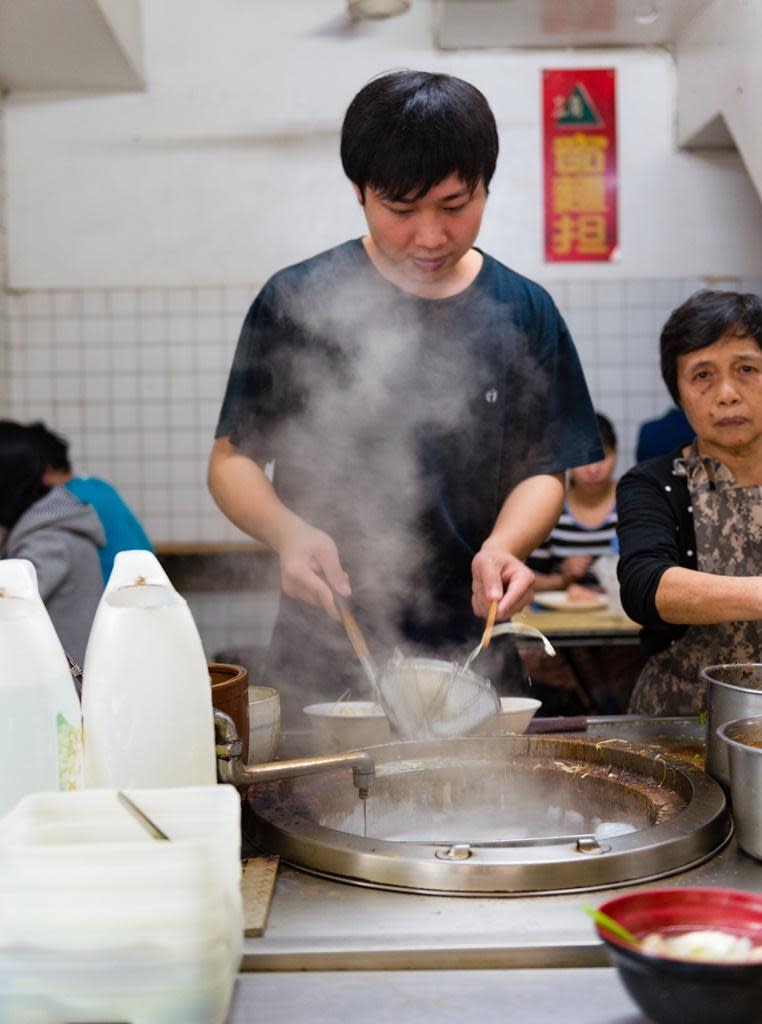 60多年的三角窗麵擔僅一口爐煮湯煮麵。