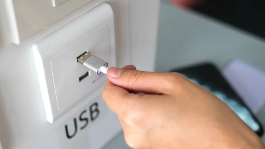 Te contamos por qué no debes cargar tus móviles en puertos USB de  aeropuertos