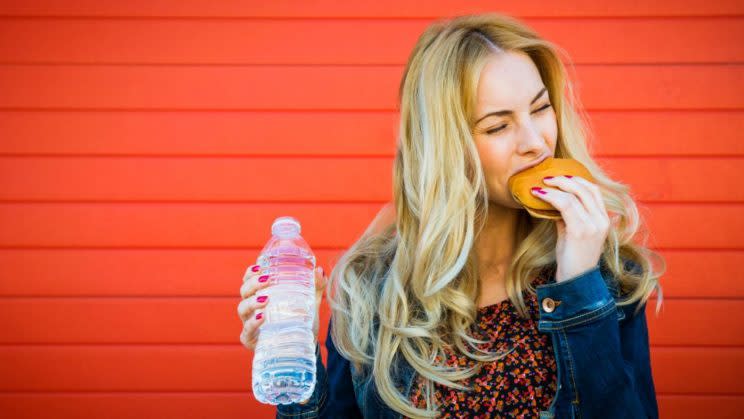 Por tomarte una burger no vas a engordar ni ponerte enferma. Pero ese tipo de comida no debe ser la base de tu dieta. (Foto: Getty)