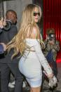 <p>La estrella de telerrealidad lució sus curvas en el<em> after party</em> de Dolce & Gabanna, durante la Semana de la Moda de Milán.</p> <p>Durante su estadía en Italia, Khloé ha desatado rumores de romance con el <a href="https://peopleenespanol.com/mamas-y-bebes/michele-morrone-fotos-con-sus-hermosos-hijos/" rel="nofollow noopener" target="_blank" data-ylk="slk:actor Michele Morrone;elm:context_link;itc:0;sec:content-canvas" class="link ">actor <strong>Michele Morrone</strong></a>, después de que los dos fueran fotografiados juntos.¿Nuevo romance?.</p>