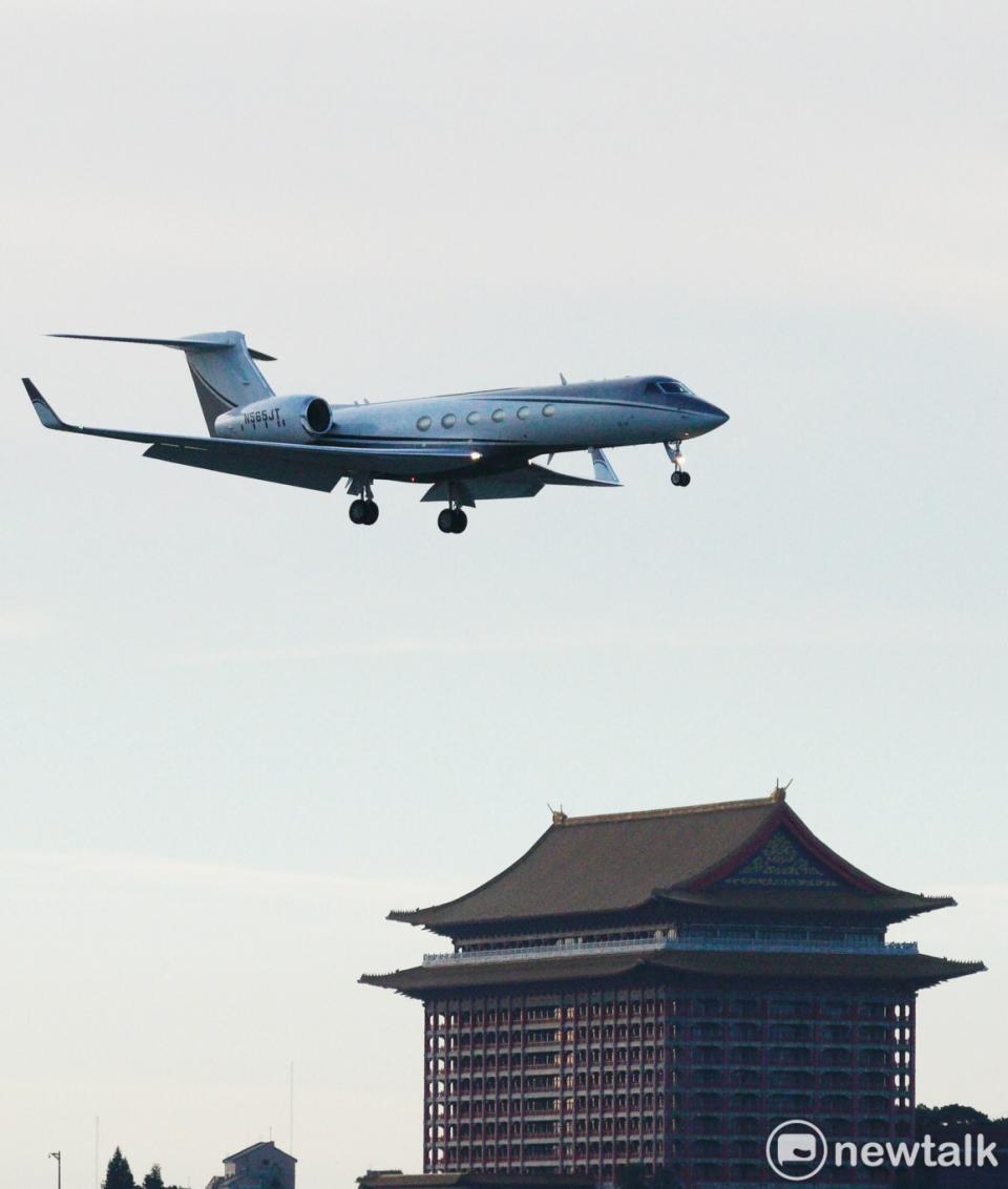 搭載美國務次卿克拉奇等一行的灣流G550專機於下午5:26抵達台北松山機場。   圖：張良一攝