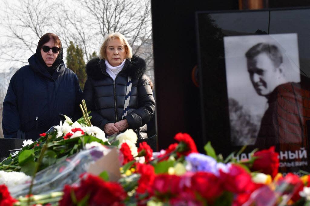 Mort d’Alexeï Navalny : ce rapport qui diminue les responsabilités de Poutine dans la disparition de l’opposant (Photo prise sur la tombe d’Alexeï Navalny, sa mère Lyudmila Navalnaya à gauche le 2 mars 2024)