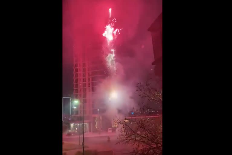 Las bombas de estruendo en Puerto Madero, en la puerta del hotel donde se hospedó Corinthians