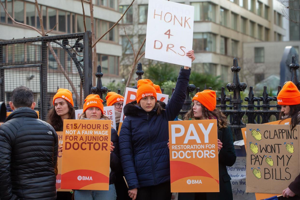 London, England, UK. 3rd Jan, 2024. Junior doctors are seen at the picket line outside St Thomas' Hospital as they begin 6 day strike in England. (Credit Image: © Tayfun Salci/ZUMA Press Wire) EDITORIAL USAGE ONLY! Not for Commercial USAGE! Credit: ZUMA Press, Inc./Alamy Live News