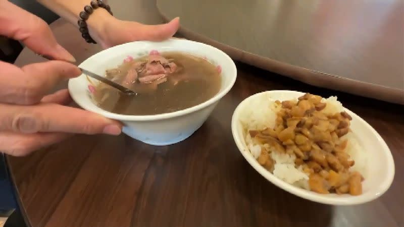 台南有佛心店家，點百元牛肉湯品，就可以免費吃肉燥飯。