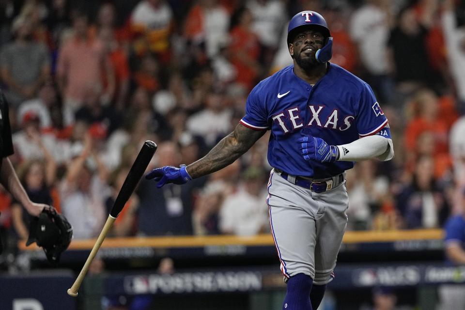 Adolis García de los Rangers de Texas reacciona luego de conectar grand slam en la novena entrada del 6to juego de la Serie de Campeonato de la Liga Americana ante los Astros de Houston, en Houston, el domingo 22 de octubre de 2023.(AP Foto/David J. Phillip)