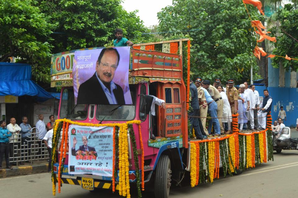 <p>Cricketers and family members pay their last respects to former Indian captain Ajit Wadekar, who passed away after a prolonged illness in Mumbai. </p>