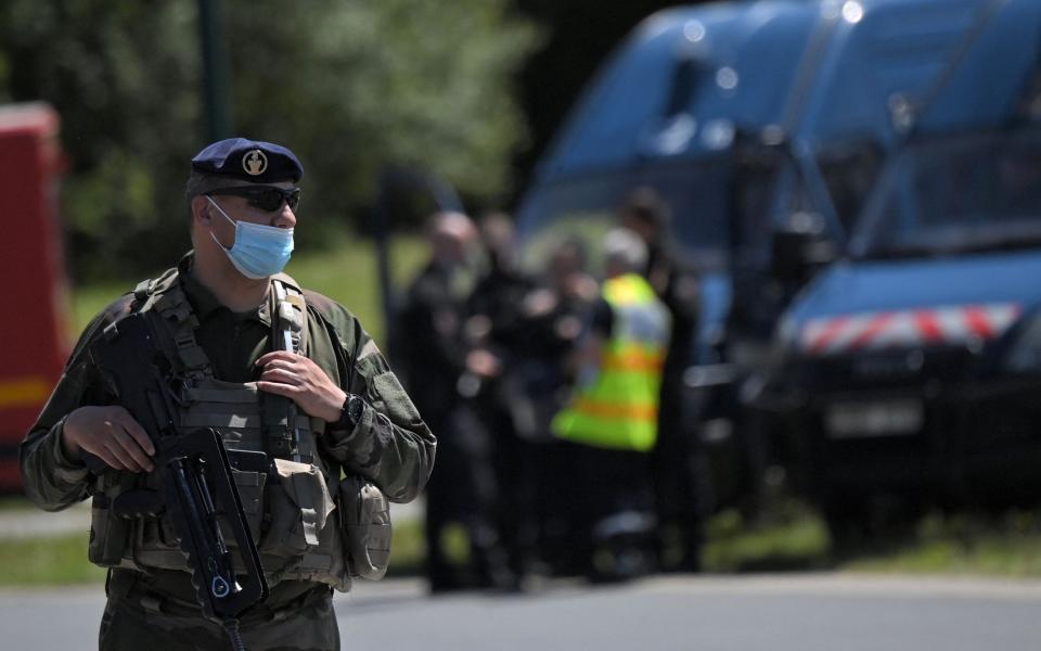 French soldiers are seen after a municipal policewoman was attacked with a knife on May 28, 2021 - LOIC VENANCE /AFP