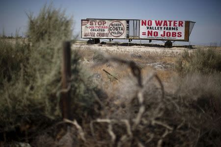 A drought sign is seen in a field near Buttonwillow, California April 20, 2015. REUTERS/Lucy Nicholson