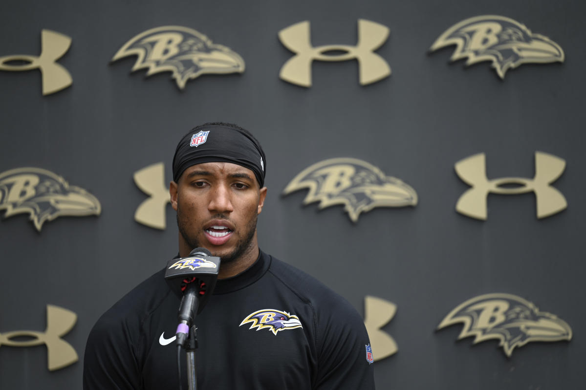 Ravens CB Marlon Humphrey on sideline with helmet off vs Chiefs